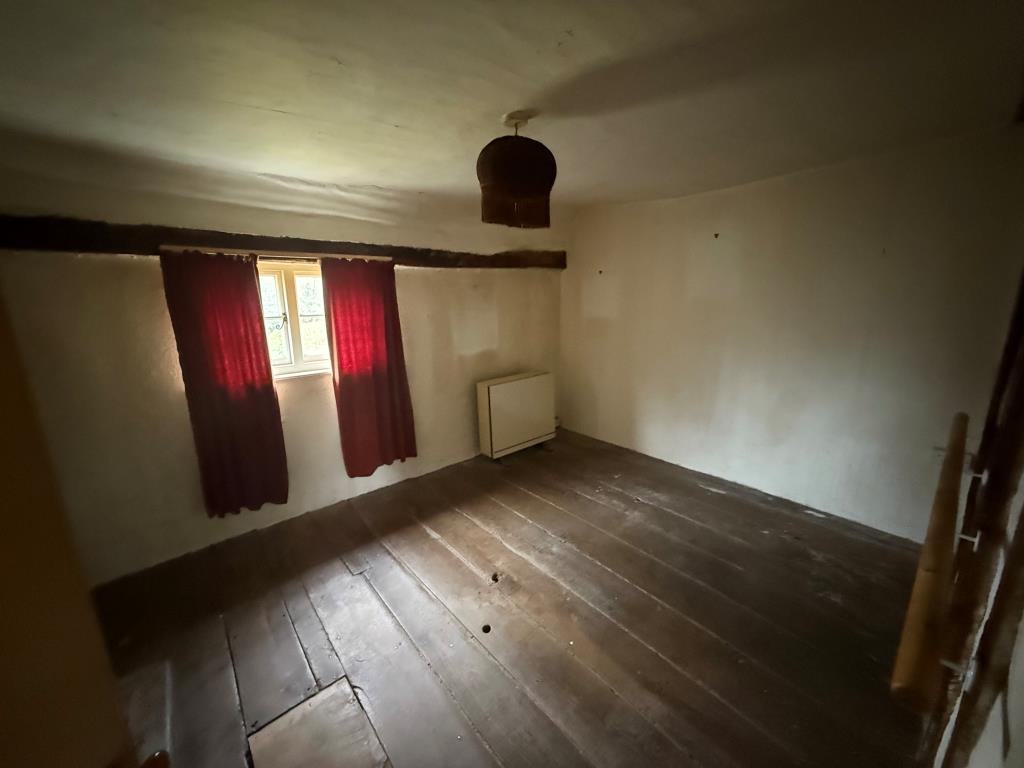 Lot: 131 - SEMI-DETACHED HOUSE FOR REFURBISHMENT - Bedroom